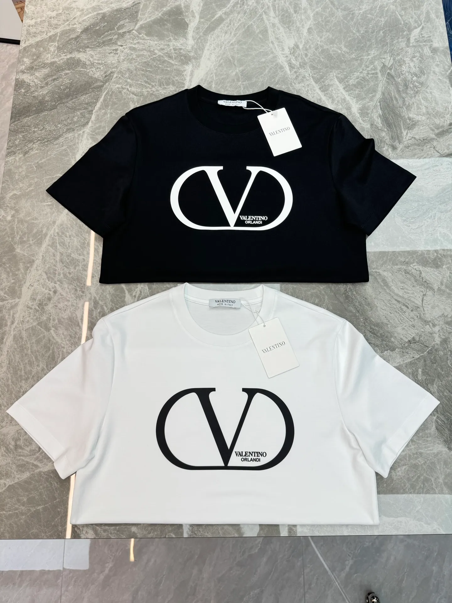 ⚜️Valentino Classic round neck T-shirt. Made of high-count mercerized cotton fabric, it has a delicate and soft light texture on the hand. It drape smoothly without sweating, and the upper body is neat and does not collapse. The iconic big V logo is minimalist and advanced, and the Black and White two-color Versatile is unmistakable. The round neck fits the neck without tightening the skin, and is suitable for daily commuting and leisure travel! It is low-key and releases a light and luxurious atmosphere. It is a basic model that men's wardrobe needs. It is soft and skin-friendly. It has excellent breathability and is super comfortable to wear in spring and summer! The contrasting color brand logo on the front is simple and recognizable, and the slim fit highlights your figure, making it easy to handle for daily commuting and leisure time ✨Sizes: M-4XL slim fit ❗️ (XL recommended for 175/145 pounds)